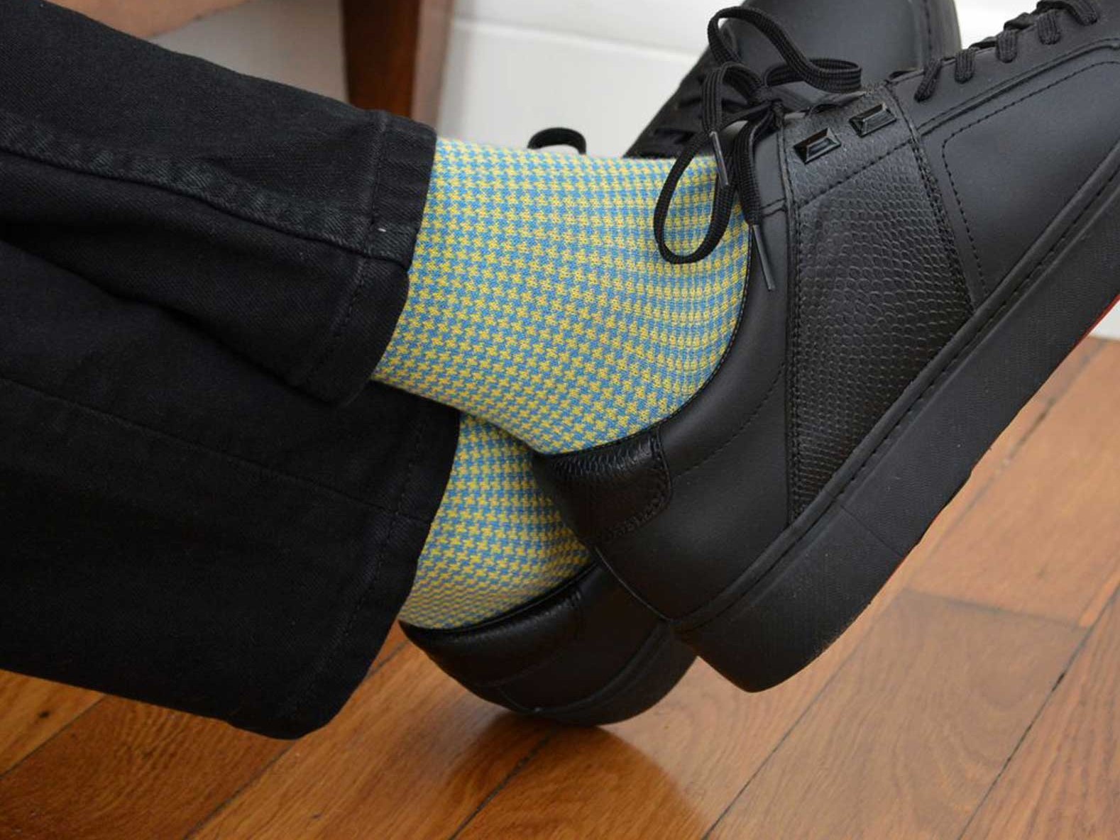 chaussettes-fantaisie-hommes-femmes-en-coton-jaunes-à-motif-pied-de-poule-bleu-ciel-remaillées-à-la-main